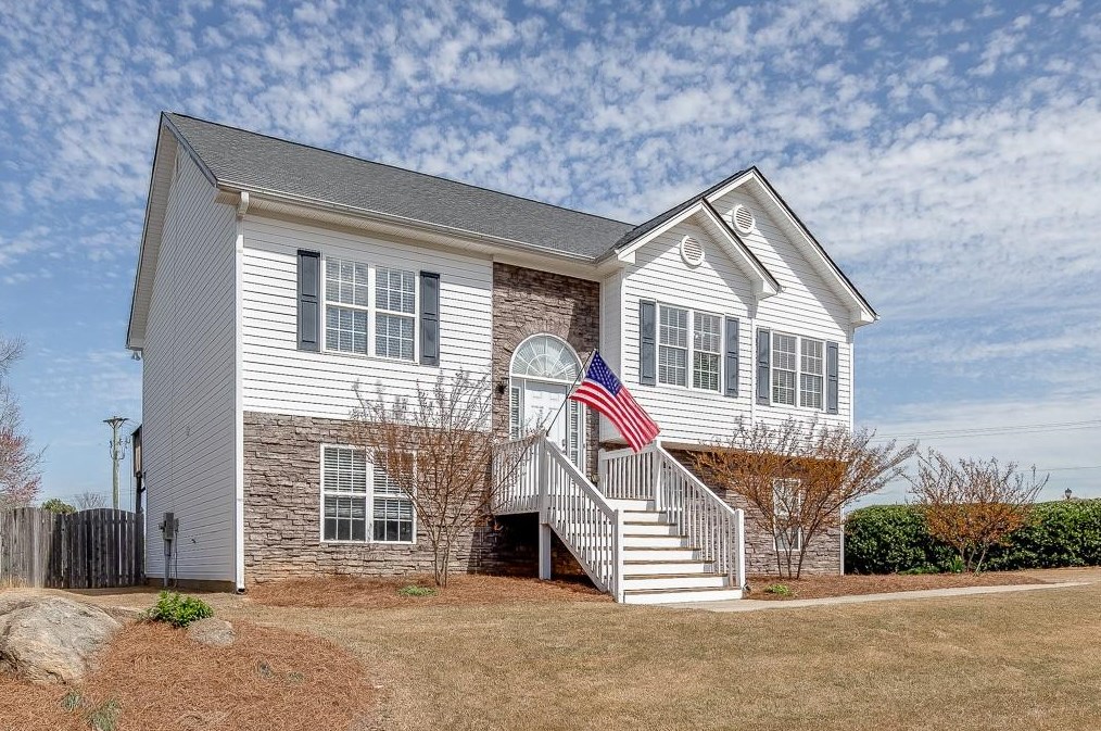 4198 Duncan Ives Dr, Buford, GA 30519-7560