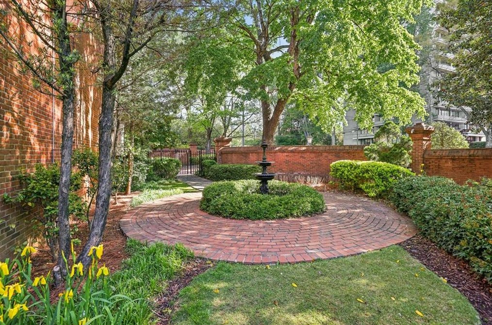 2600 Peachtree Rd, Atlanta GA  30305-5641 exterior