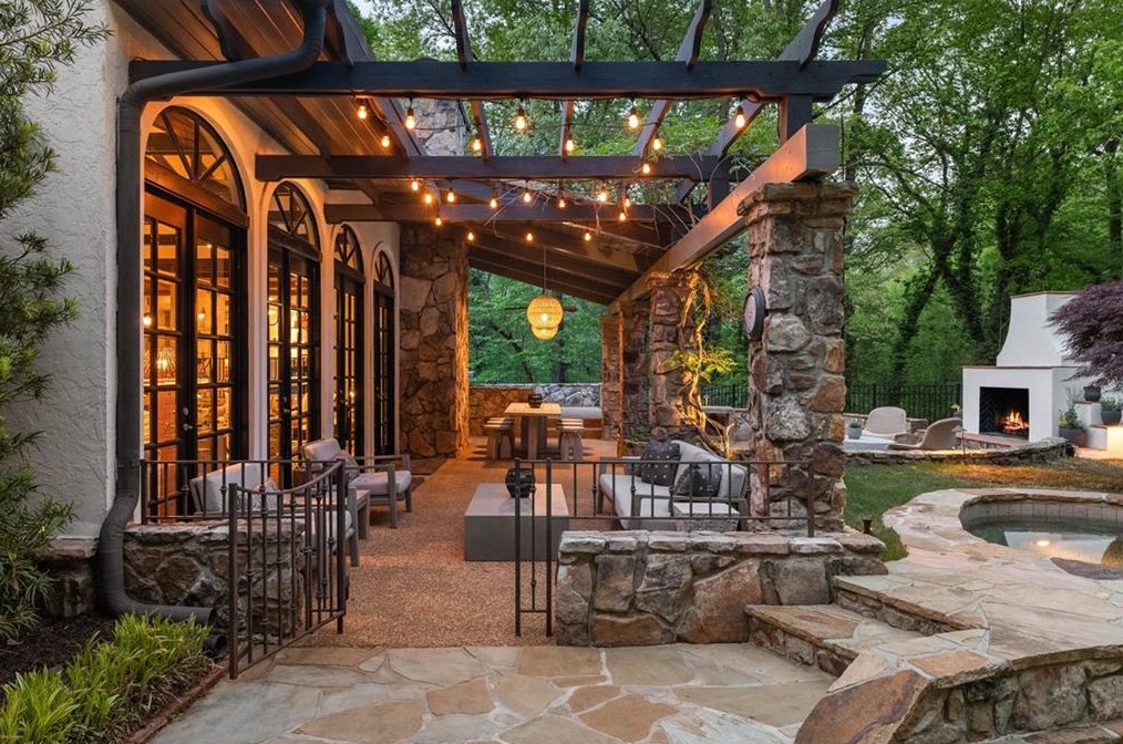 5865 Winterthur Dr, Atlanta GA  30328-4628 exterior