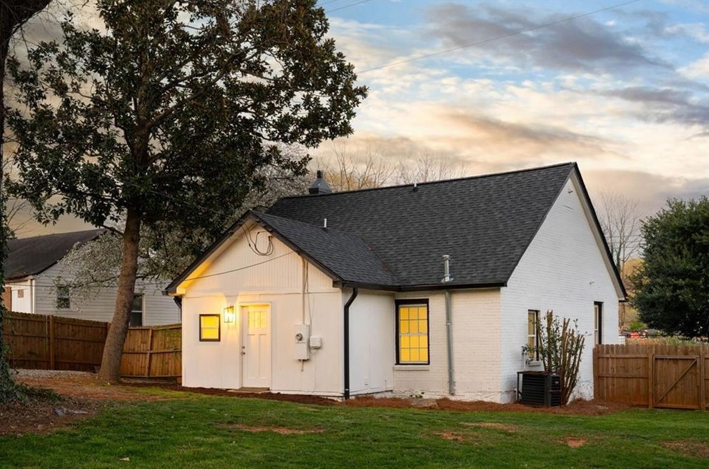 670 Florence Pl, Atlanta GA  30318-5006 exterior