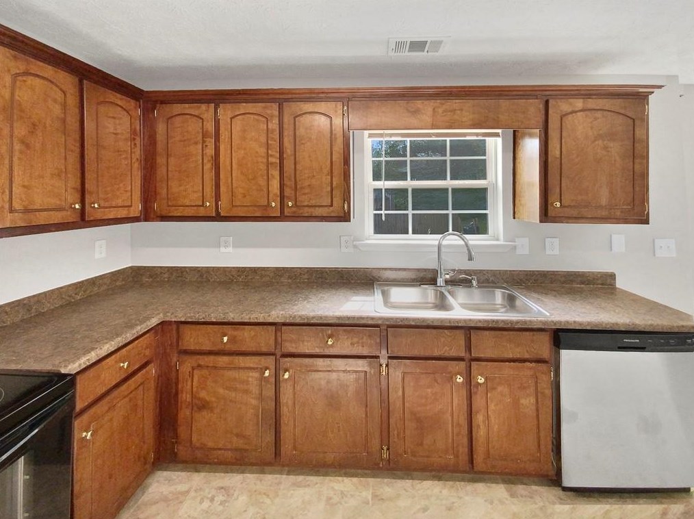 8292 Sterling Lakes Dr, Porterdale, GA 30014-3759