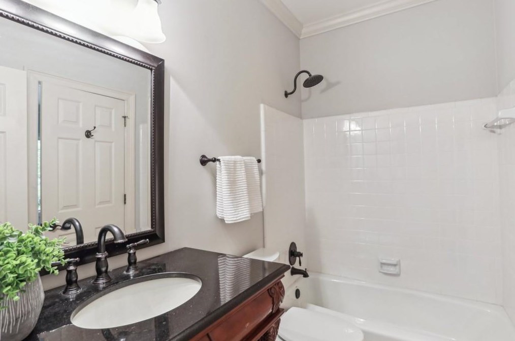100 Spindale Ct, Atlanta GA  30350-1060 exterior