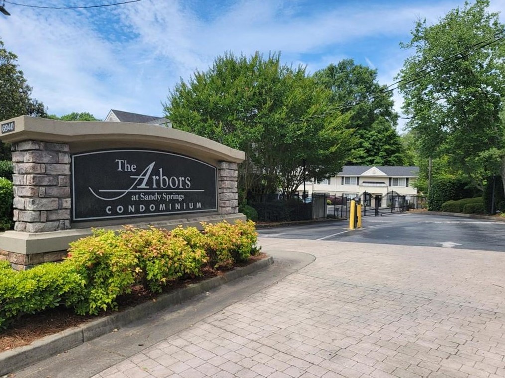 6940 Roswell Rd, Atlanta GA  30328-2205 exterior