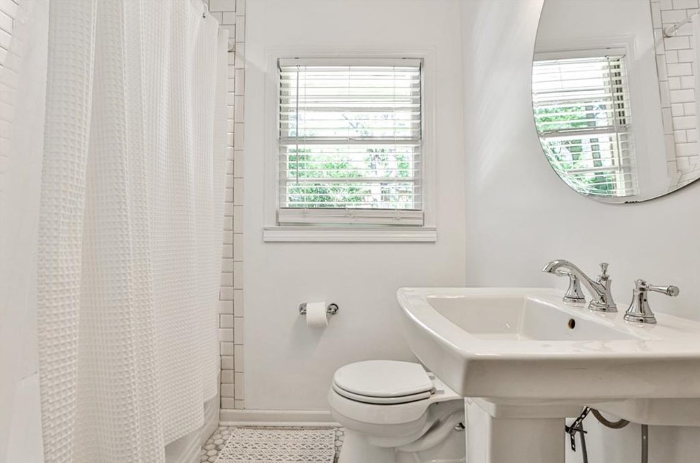 1052 Valley Dr, Decatur GA  30033-4207 exterior