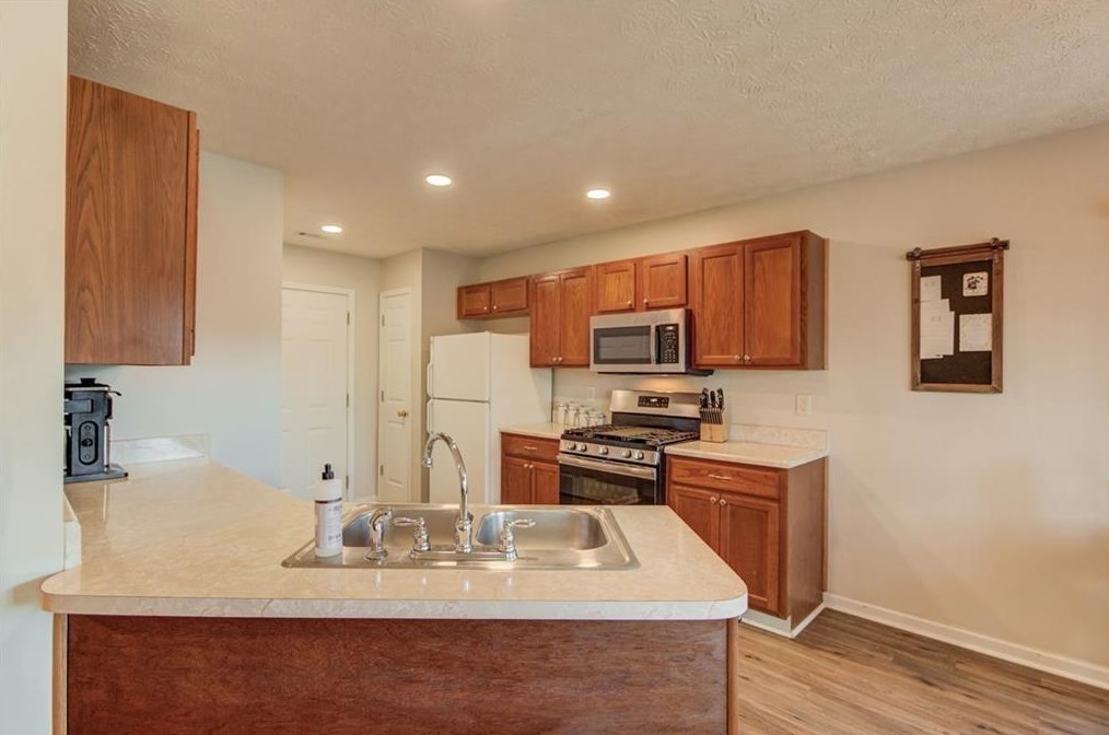1295 Hillcrest Glenn Cir, Buford, GA 30518