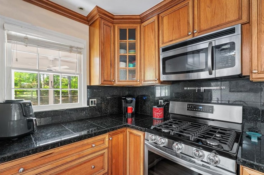 210 Sandtrap Way, Roswell GA  30076-3522 exterior