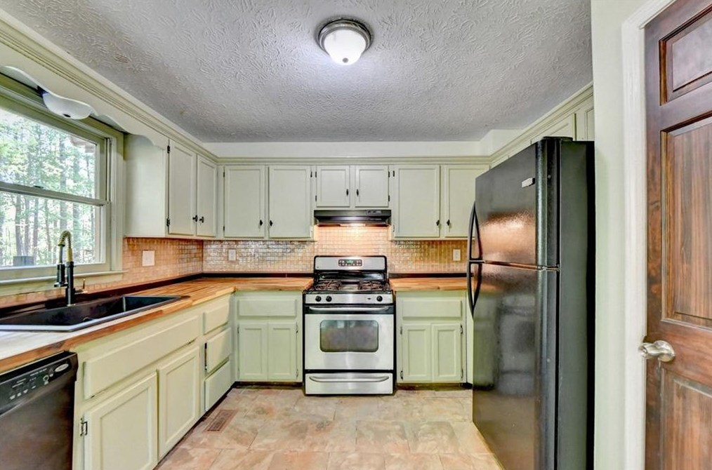 155 Hollyberry Dr, Dallas GA 30157-6110 exterior