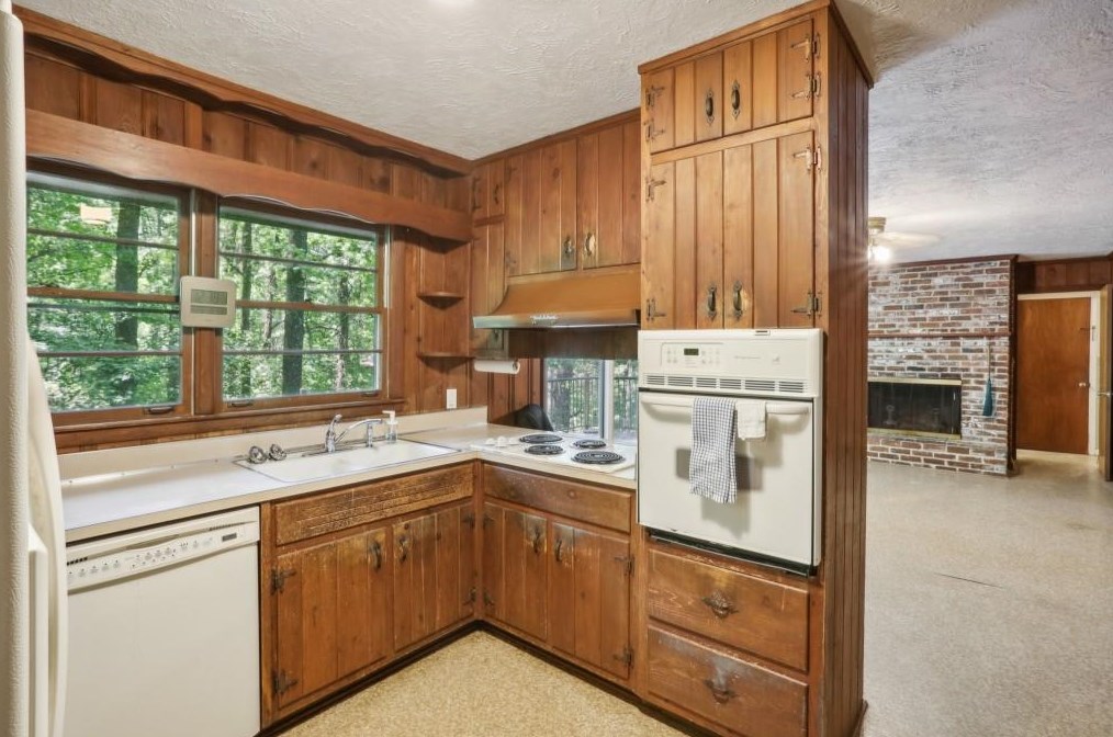 2695 Pine Lake Rd, Tucker, GA 30084