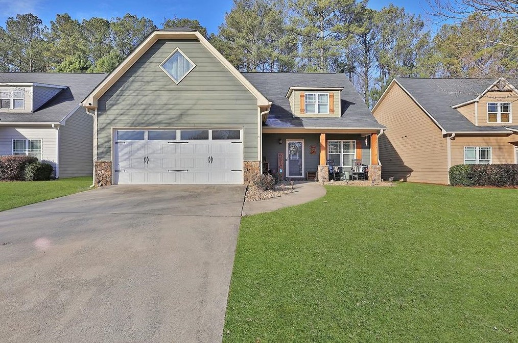 172 Overlook Cir, Holly Springs, GA 30115