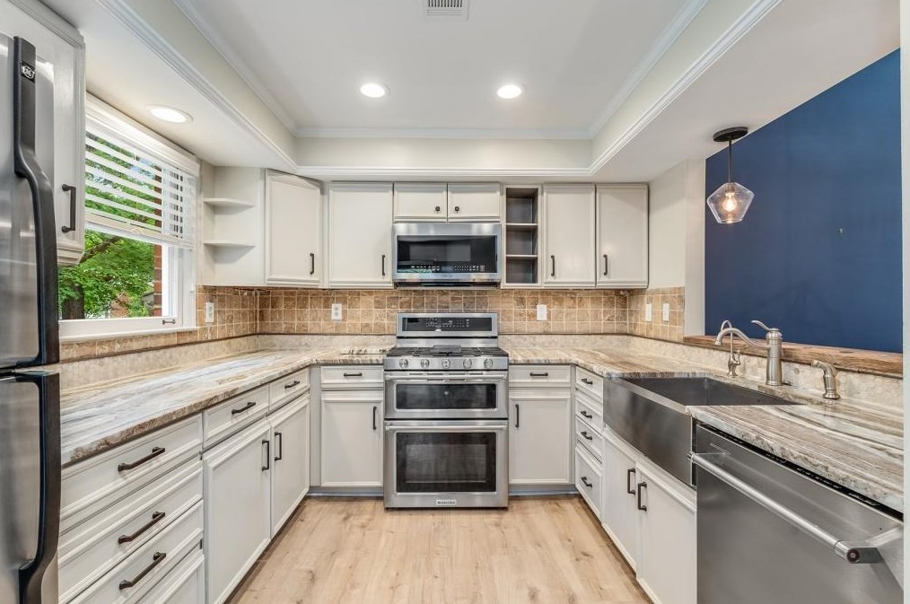 1810 Rockridge Pl, Atlanta GA  30324-5264 exterior