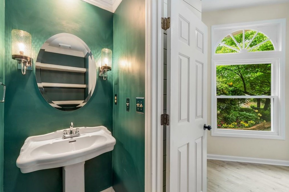 1810 Rockridge Pl, Atlanta GA  30324-5264 exterior