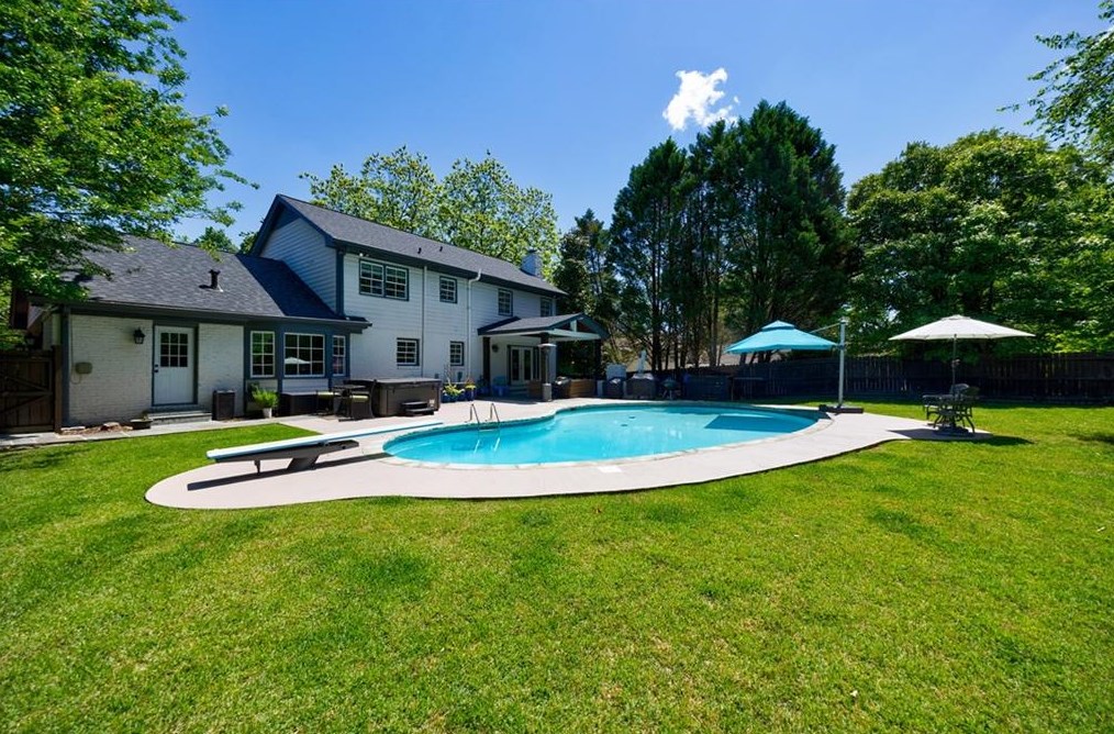 4804 Chamblee Dunwoody Rd, Atlanta GA  30338-5606 exterior