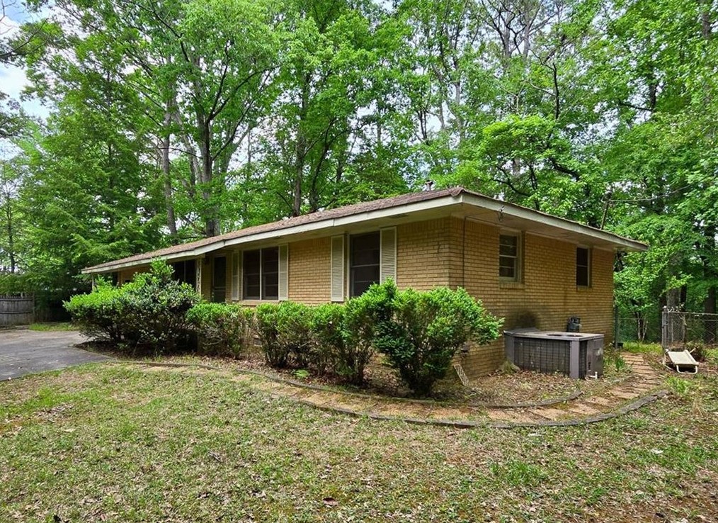 221 Wonewok Dr, Holly Springs, GA 30114-3576