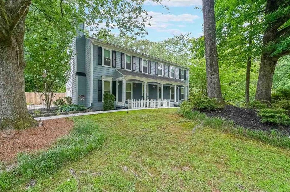 520 Barrington Dr W, Roswell, GA 30076