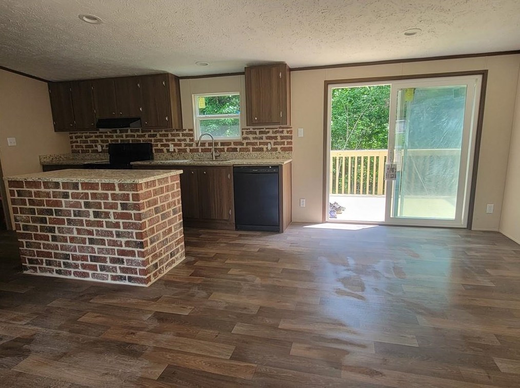 121 Lndg Dr, Calhoun GA 30701-8345 exterior