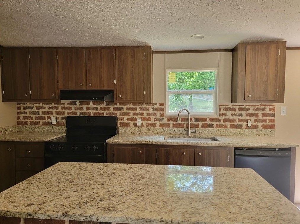 121 Lndg Dr, Calhoun GA 30701-8345 exterior