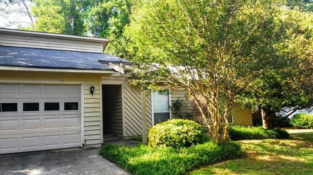 10000 Lake Forest Way, Roswell, GA 30076