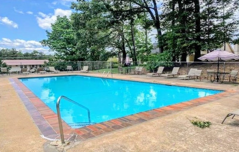 1235 Riverside Dr, Gainesville GA  30501-1851 exterior