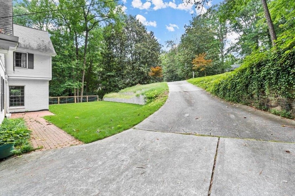 5300 New London Trce, Atlanta GA  30327-4966 exterior