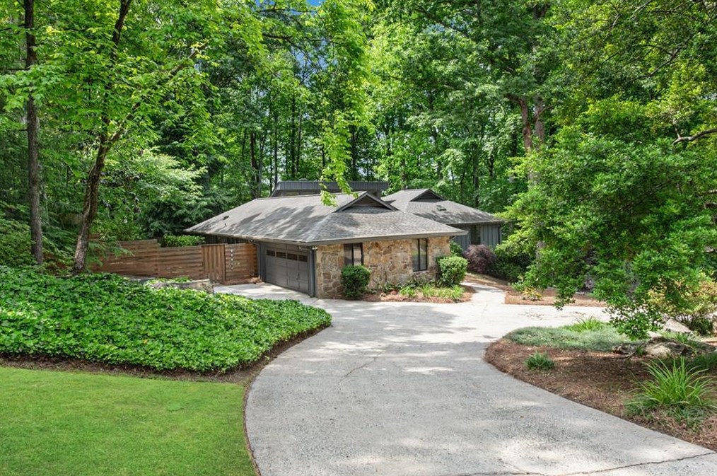 220 Mountain Pt, Roswell, GA 30075-1216