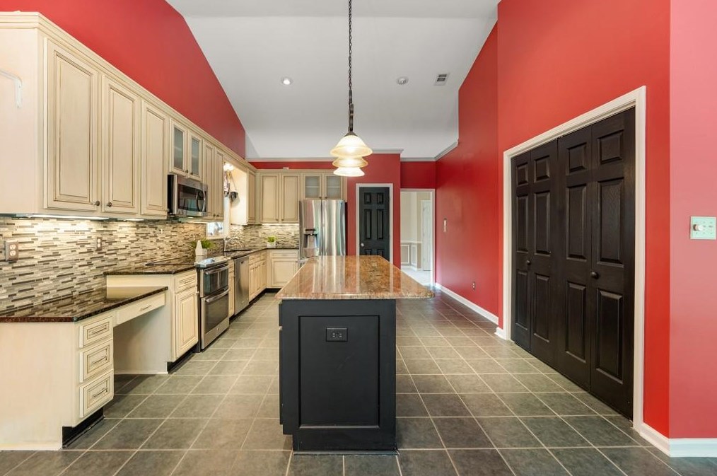 820 Springrock Dr, Lawrenceville, GA 30043-7602