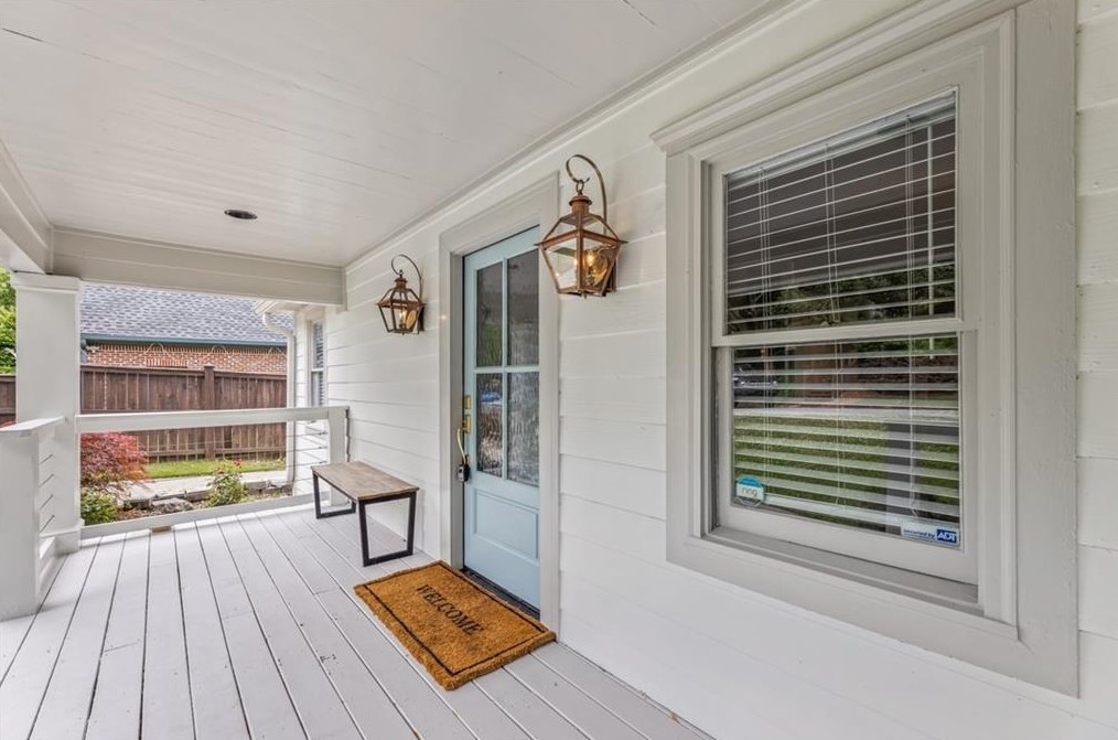 1050 Davis Cir, Atlanta GA  30318-7525 exterior