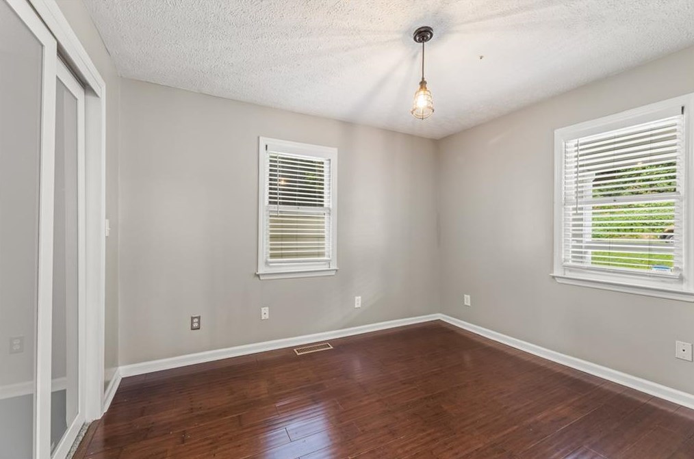 1050 Davis Cir, Atlanta GA  30318-7525 exterior