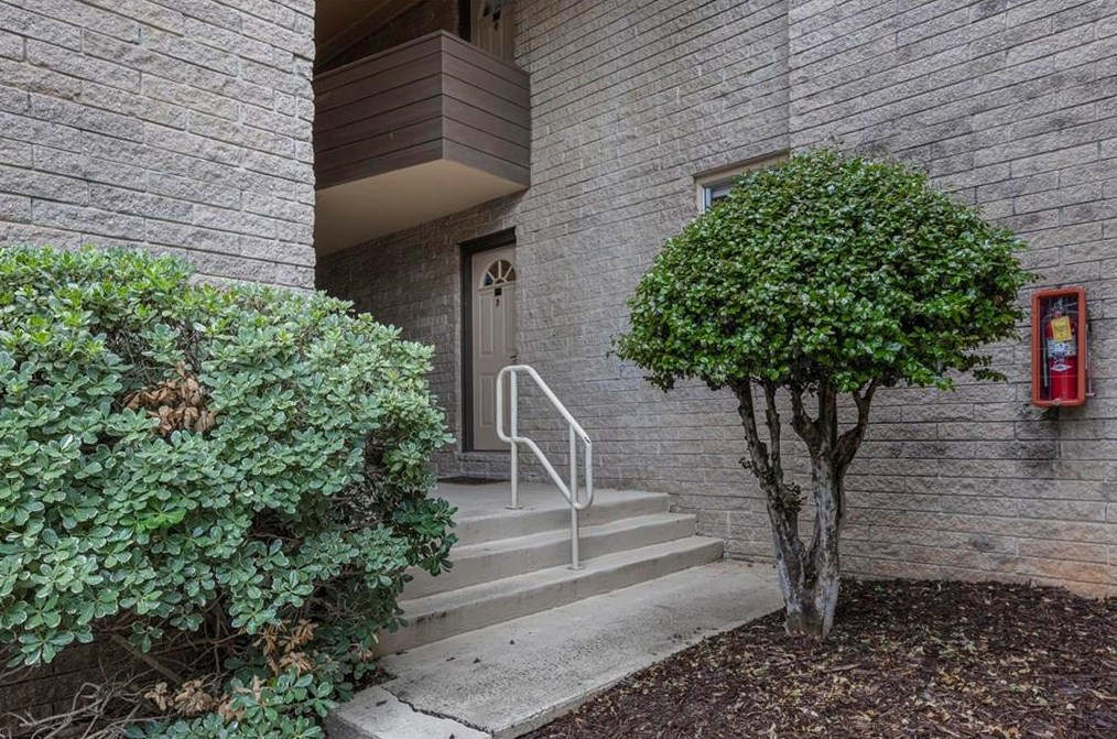 346 Carpenter Dr, Atlanta GA  30328-5021 exterior