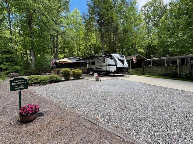 101 Hill Crest Ct, Cleveland, GA 30528-2184