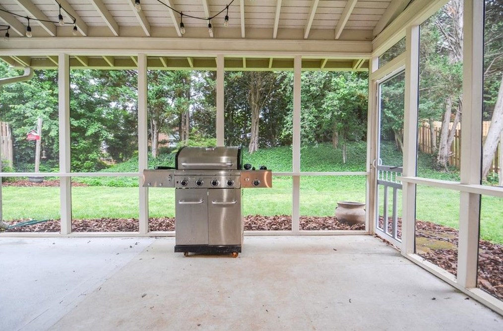 2305 Ashton Dr, Roswell GA  30076-4233 exterior