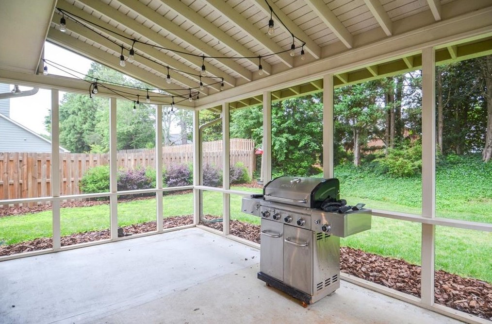 2305 Ashton Dr, Roswell GA  30076-4233 exterior