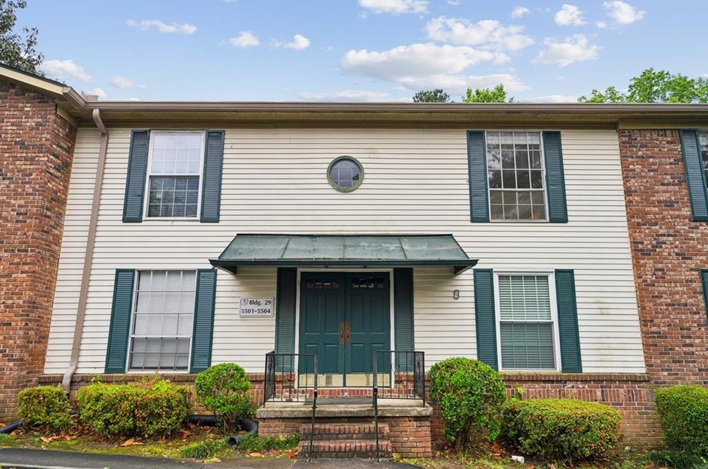 5504 Kingsport Dr, Atlanta GA  30342-1046 exterior