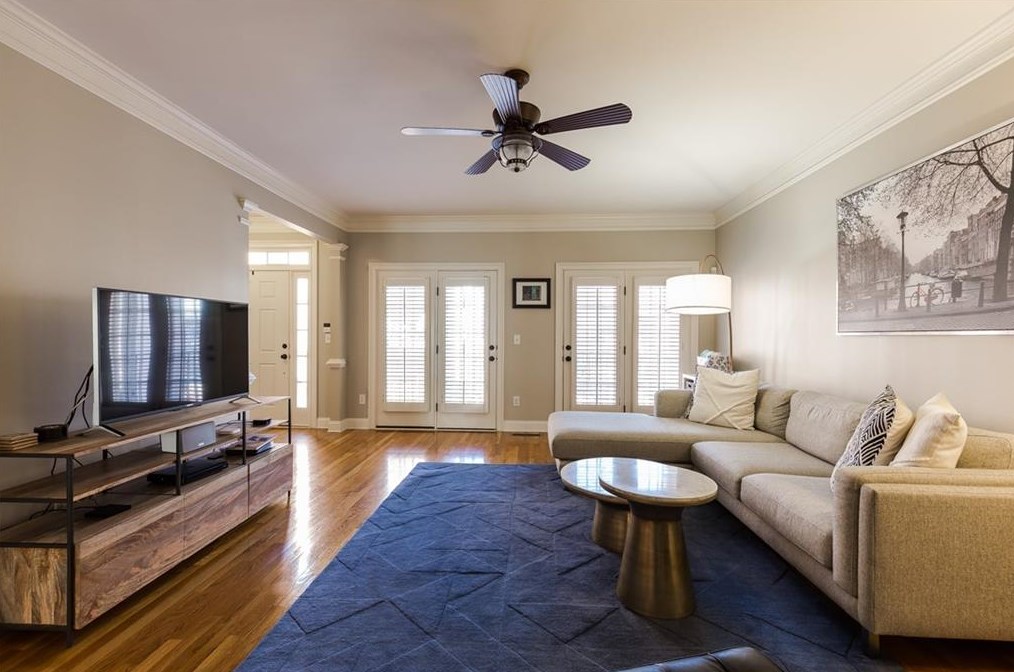 2556 Oglethorpe Cir, Atlanta GA  30319-6602 exterior