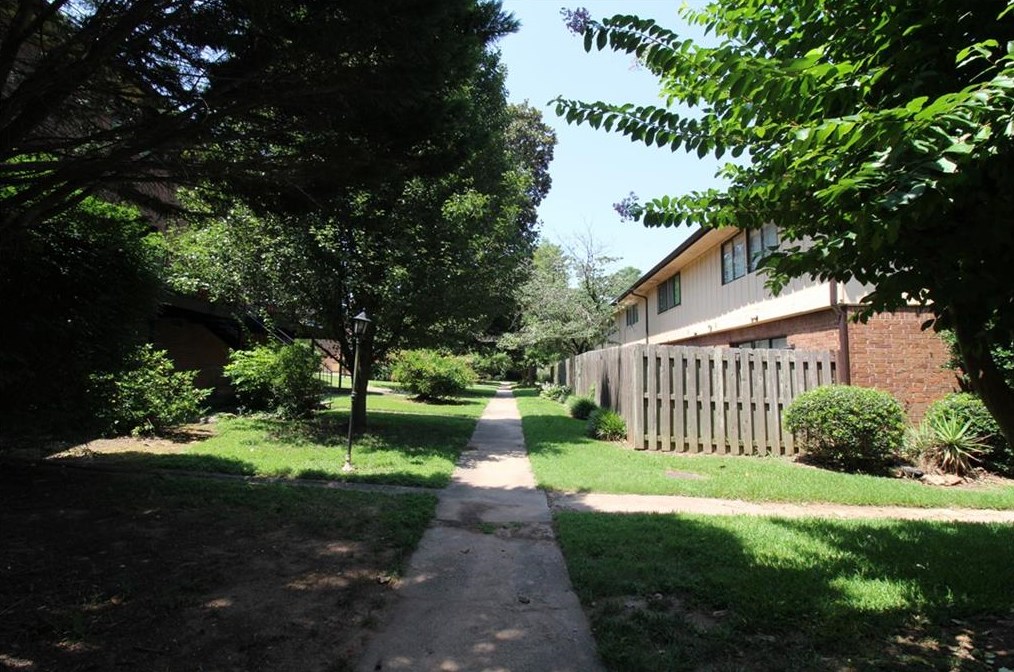 2562 Bradford Sq, Atlanta GA  30345-1366 exterior