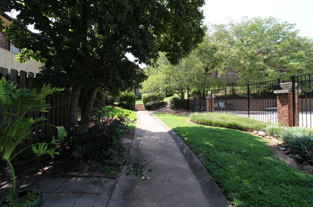 2562 Bradford Sq, Atlanta GA  30345-1366 exterior