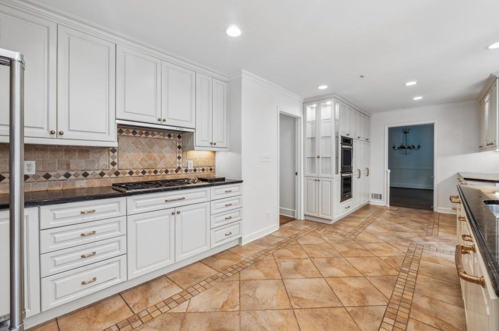 5510 Shiver Smt, Atlanta GA  30342-1429 exterior