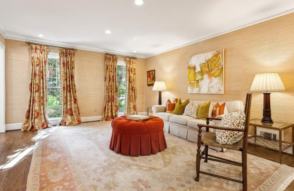 5510 Shiver Smt, Atlanta GA  30342-1429 exterior