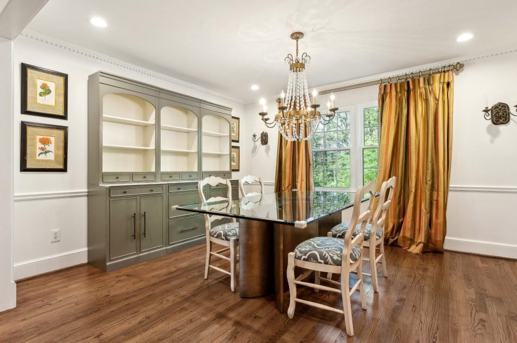 5510 Shiver Smt, Atlanta GA  30342-1429 exterior