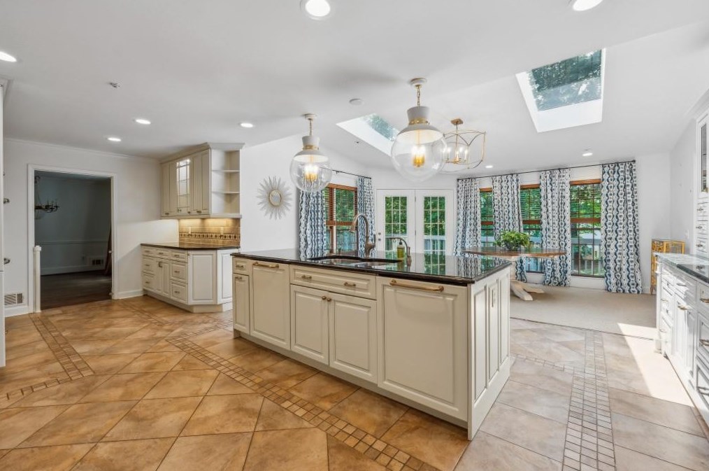 5510 Shiver Smt, Atlanta GA  30342-1429 exterior