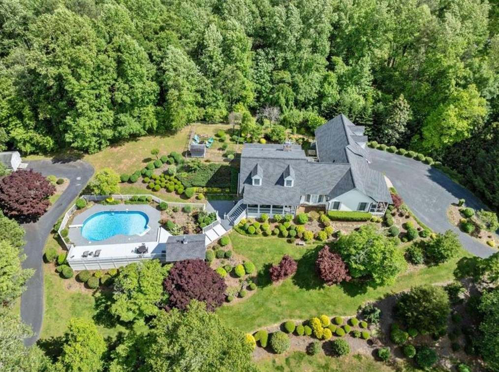 384 Pine Grove Rd, Cornelia, GA 30531-4975