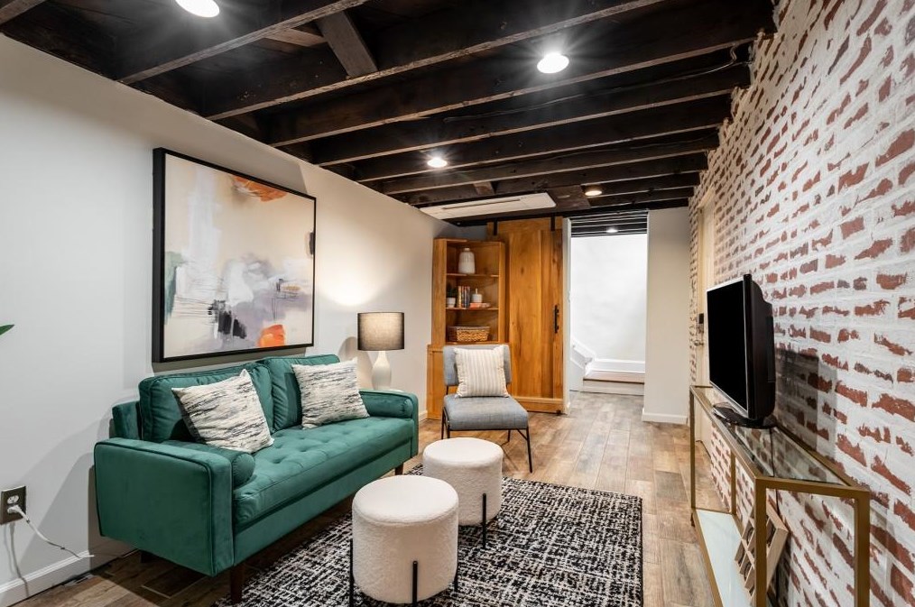 291 Deering Rd, Atlanta GA  30309-2203 exterior