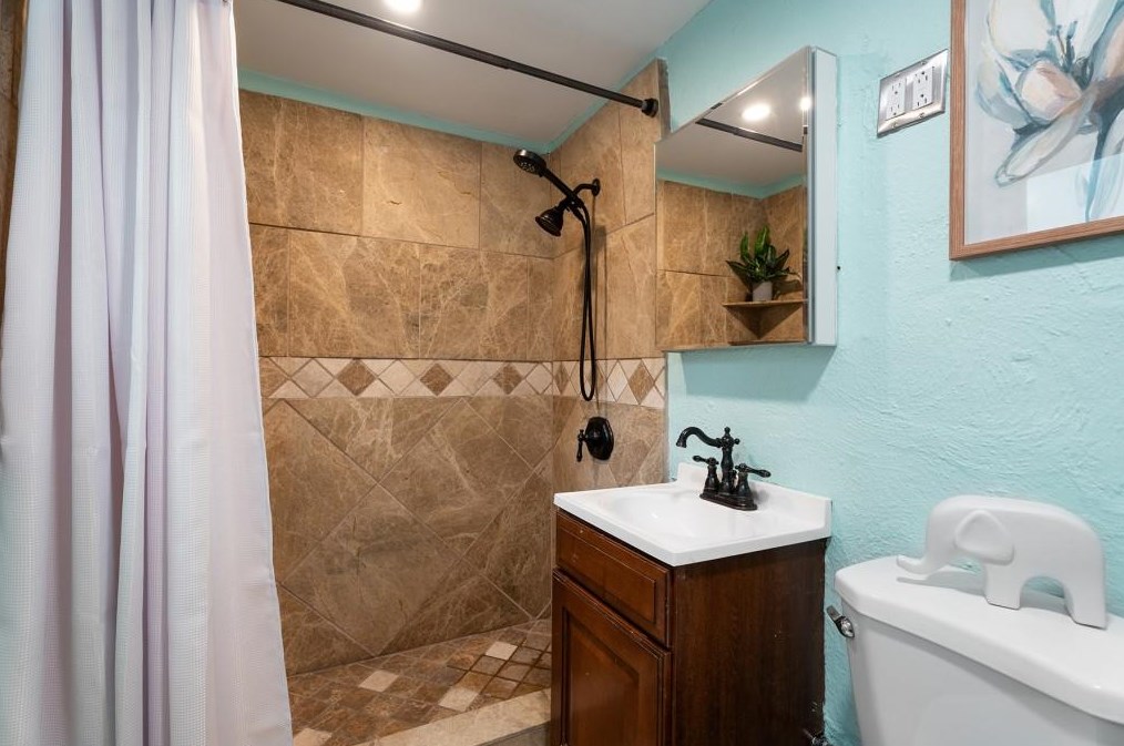 291 Deering Rd, Atlanta GA  30309-2203 exterior