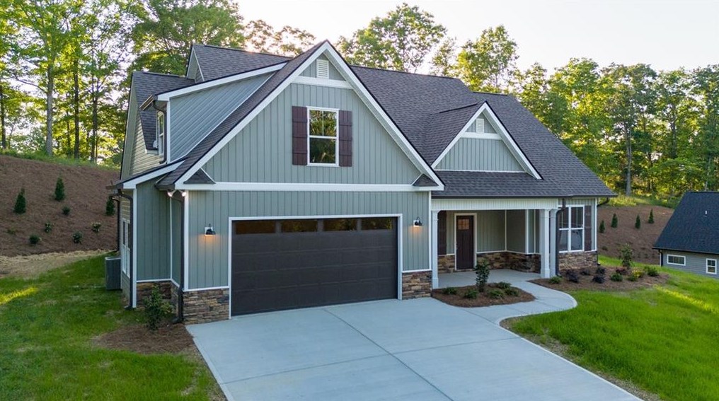 141 Savannah St, Calhoun, GA 30701-4274