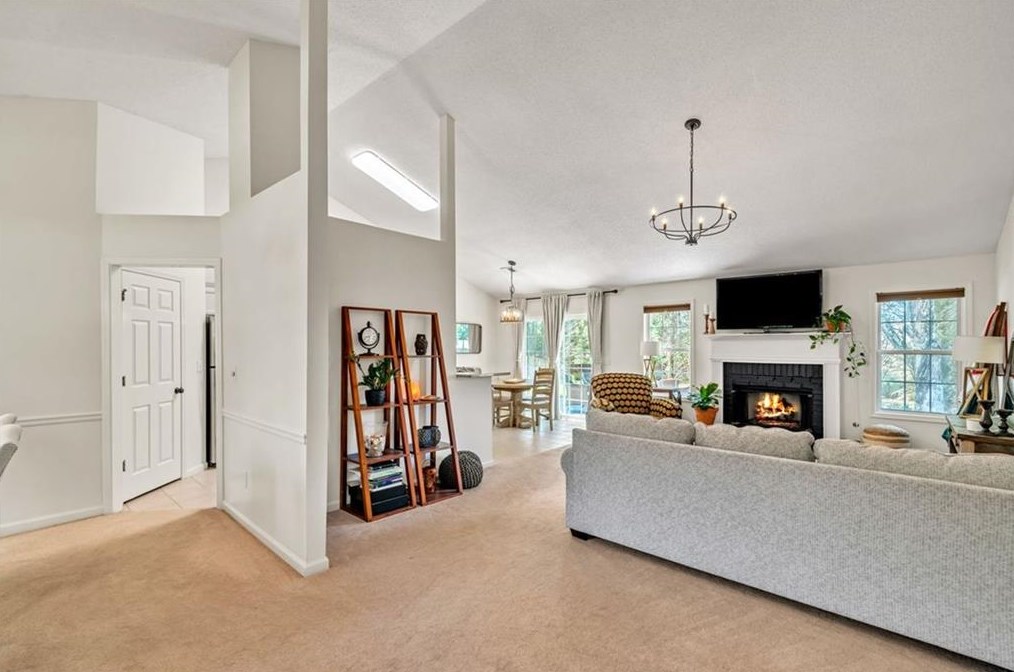 393 Silverthorn Dr, Marietta, GA 30064-1062