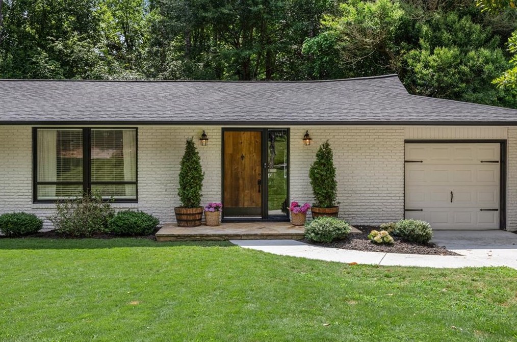 3660 Woodstream Cir, Atlanta GA  30319-2139 exterior