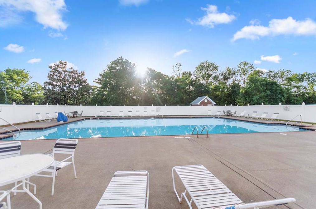 204 Regency Ln, Calhoun GA 30701-3543 exterior