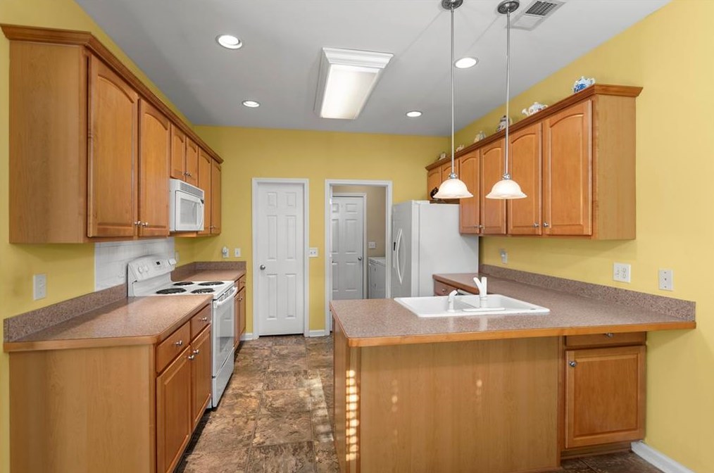 204 Regency Ln, Calhoun GA 30701-3543 exterior