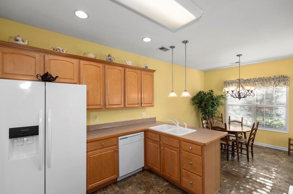 204 Regency Ln, Calhoun GA 30701-3543 exterior