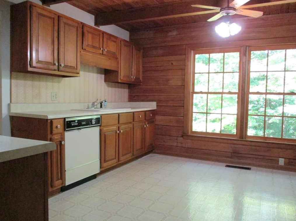 140 Sunrise Ter, Calhoun GA 30701-4638 exterior