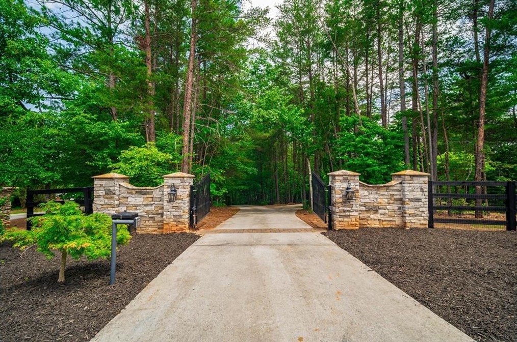 5979 Blackberry Ln, Buford, GA 30518-1513